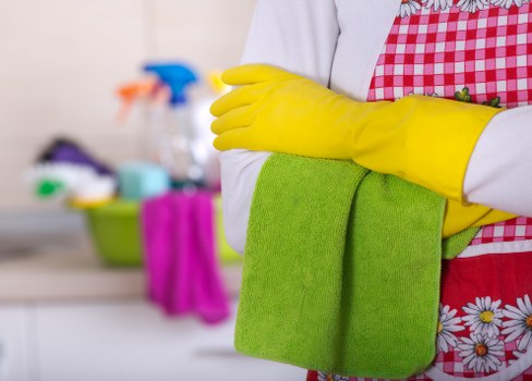 Cleaning oven racks and trays during a deep oven clean